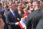 Prezydent Andrzej Duda rozdawał mieszkańcom Warszawy flagi narodowe (fot. PAP/Radek Pietruszka)