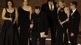 Mstyslav Chernov (3-L) Raney Aronson-Rath (L) and Michelle Mizner (2-R) on stage after winning the Oscar for Documentary Feature Film ''20 Days in Mariupol' during the 96th annual Academy Awards ceremony at the Dolby Theatre in the Hollywood neighborhood of Los Angeles, California, USA, 10 March 2024. The Oscars are presented for outstanding individual or collective efforts in filmmaking in 23 categories. EPA/CAROLINE BREHMAN Dostawca: PAP/EPA.