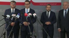 Premier Mateusz Morawiecki (2L) podczas konferencji prasowej  (fot. TVP)