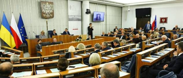 Senatorowie na sali plenarnej wyższej izby parlamentu (fot. arch. PAP/Rafał Guz)