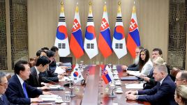 Photo: Yoon Suk Yeol meeting with Robert Fico via PAP/EPA