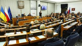 Senatorowie na sali plenarnej wyższej izby parlamentu (fot. arch. PAP/Rafał Guz)