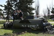 Украинские военные и полиция рядом с фрагментом ракеты «Точка-У» после обстрела железнодорожного вокзала в Краматорске. 8 апреля 2022 года Фото: Андрей Андреенко / AP Photo / East News