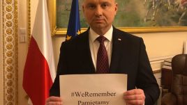 Prezydent Andrzej Duda opublikował w mediach społecznościowych zdjęcie, na którym widać go trzymającego kartkę z napisem „We Remember/Pamiętamy” (fot. Twitter/KPRP)