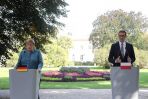 Premier Mateusz Morawiecki (P) oraz kanclerz Republiki Federalnej Niemiec Angela Merkel (L) podczas wspólnej konferencji prasowej w Łazienkach Królewskich  (fot. PAP/Wojciech Olkuśnik)
