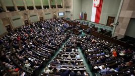 Posłowie na sali obrad w pierwszym dniu posiedzenia Sejmu (fot. PAP/Leszek Szymański)