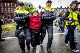 Greta Thunberg zatrzymana w Hadze podczas protestu klimatycznego, fot. EPA/ELTA