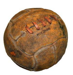 pilka-do-pilki-recznej-l-30-xx-w-muzeum-sportu-i-turystyki-w-warszawie