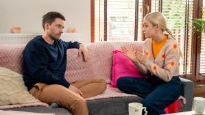 Adam Turczyk (Alek) i Paulina Zwierz (Britney) siedzą na kanapie i prowadzą poważną rozmowę w domowym wnętrzu. W 731. odcinku „Na sygnale” Alek dzieli się swoimi problemami z Britney, która zachęca go, by zgłosił się na policję, a zespół doktora Banacha w