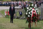 Premier Mateusz Morawiecki (L) podczas uroczystych obchodów 77. rocznicy obławy augustowskiej na Wzgórzu Krzyży w Gibach (fot. PAP/Artur Reszko)