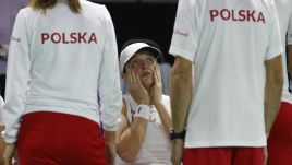 Poland’s Iga Świątek and Katarzyna Kawa lost the decisive match against Italy’s Sara Errani and Jasmine Paolini. Photo: PAP/EPA/JORGE ZAPATA 