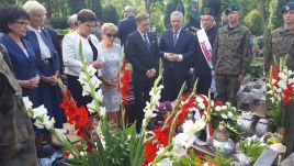 Premier Beata Szydło złożyła w czwartek kwiaty oraz zapaliła znicze na grobach ofiar Lubina'82 (fot. KPRM)