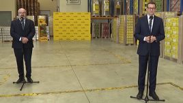 Premier Morawiecki podczas wizyty w fabryce cukierków "Pszczółka" (fot. TVP)