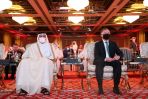 Prezydent RP Andrzej Duda (C-P) i premier Państwa Katar szejk Chalid ibn Chalifa ibn Abd al-Aziz Al Sani (C-L) podczas uroczystego otwarcia Polsko-Katarskiego okrągłego stołu gospodarczego w Hotelu Sheraton w Ad-Dauha w Katarze (fot. PAP/Leszek Szymański)