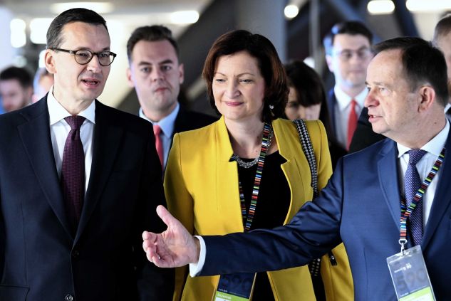 Premier Mateusz Morawiecki L Wojewoda Podkarpacki Ewa Leniart C I Marszalek Woj Podkarpackiego Wladyslaw Ortyl P W Trakcie Spotkania Z Przedsiebiorcami Fot Pap Darek Delmanowicz Tvp Parlament Telewizja Polska Sa