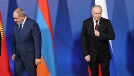  Armenian Prime Minister Nikol Pashinyan (L), Russian despot Vladimir Putin (R) during a CSTO meeting in 2022. Photo: Contributor/Getty Images.