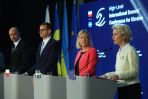 Premierzy: Szwecji Magdalena Andersson (2P), Polski Mateusz Morawiecki (2L) i Ukrainy Denys Szmyhal (L) oraz przewodnicząca Komisji Europejskiej Ursula von der Leyen (P) podczas konferencji prasowej (fot. PAP/Rafał Guz)