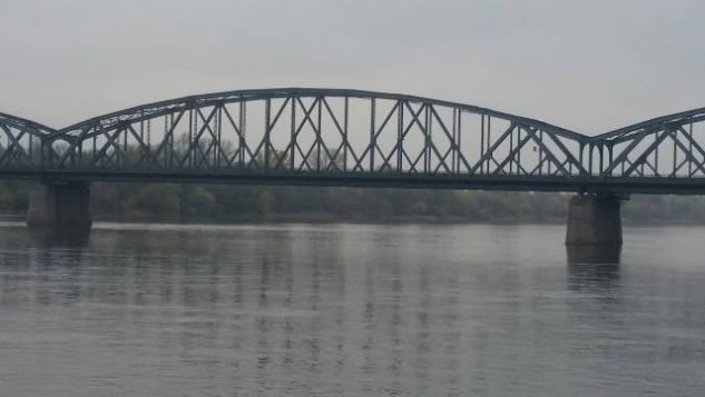 Wisła w okolicy mostu drogowego w Toruniu (fot. Jarosław Pająkowski)
