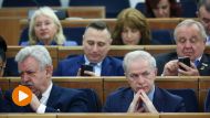 Senatorowie na sali plenarnej wyższej izby parlamentu w Warszawie (fot. PAP/Tomasz Gzell