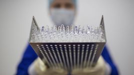 UE potrzebuje „sprawiedliwego╚ rozdziału szczepionek i szybkich testów na obecność wirusa (fot. Andrey Rudakov/Bloomberg via Getty Images)