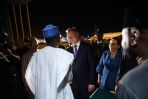 Prezydent Andrzej Duda (4P) oraz ambasador RP w Nigerii Joanna Tarnawska (2P) podczas powitania na lotnisku w Abudży w Nigerii (fot. PAP/Leszek Szymański)