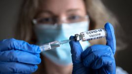 Ministerstwo Zdrowia opublikowało we wtorek nowe schematy szczepień (fot. Shutterstock/Viacheslaw Lopatin)