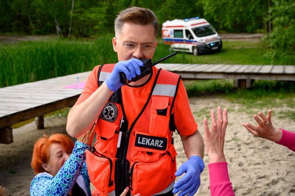 A lekarz, zrezygnowany, sięgnie w końcu po radio… - Przyślijcie nam jeszcze jeden zespół... Nasz ratownik zwariował!  Jak akcja rozwinie się dalej? Ciekawych zapraszamy przed telewizory!