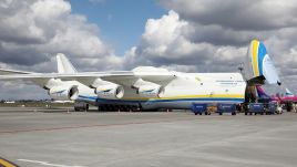 Samolot pzywiózł z Chin do Polski ładunek z niezbędnymi środkami do walki z koronawirusem (fot. PAP/Leszek Szymański)