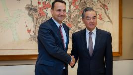 Poland's Foreign Minister Radosław Sikorski (L) and his Chinese counterpart Wang Yi. Photo: MSZ/X