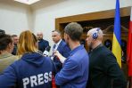 Prezydent RP Andrzej Duda (C) rozmawia z dziennikarzami w Kijowie (fot.  PAP/Jakub Szymczuk/KPRP)
