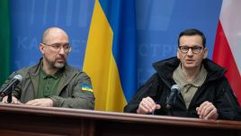 Szefowie rządów, Ukrainy Denys Szmyhal (L) oraz RP Mateusz Morawiecki (P) (fot.arch.PAP/Viacheslav Ratynskyi)