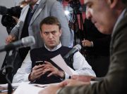 Алексей Навальный слушает Гарри Каспарова во время заседания Координационного совета оппозиции, 2012 год. (Фото: Reuters / Forum)