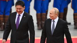 Russian President Vladimir Putin (R) and Mongolian President Ukhnaagiin Khurelsukh (L) attend a welcome ceremony in Sukhbaatar Square in Ulaanbaatar, Mongolia. Photo: EPA/KRISTINA KORMILITSYNA / SPUTNIK / KREMLIN POOL