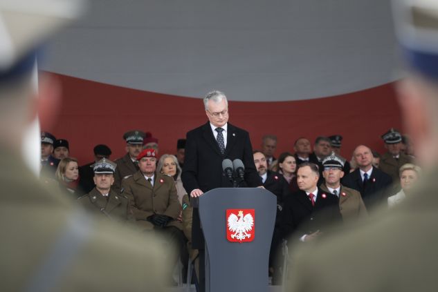 Prezydent Litwy Gitanas Nauseda (C) podczas uroczystej odprawy wart przed Grobem Nieznanego Żołnierza na pl. Piłsudskiego w Warszawie (fot. PAP/Albert Zawada)