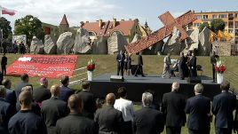 Uroczystości w rocznicę Zbrodni Lubińskiej pod Pomnikiem Pamięci Ofiar Lubina '82 (fot. TVP Info)