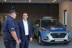Premier Mateusz Morawiecki (P) podczas wizyty na posterunku policji w miejscowości Nurzec-Stacja (fot. PAP/Mateusz Marek)