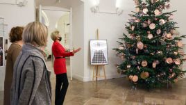 W Sieni Wielkiej Pałacu Prezydenckiego stanęło bożonarodzeniowe drzewko (fot. KPRP/Grzegorz Jakubowski)