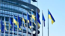 PE wezwał wszystkie państwa i organizacje międzynarodowe do zwiększenia pomocy wojskowej dla Ukrainy (fot. arch. PAP/Abaca/Roses Nicolas/ABACA)
