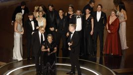 Emma Thomas (C) speaks as the cast of Oppenheimer look on after the film Oppenheimer won the Oscar for Best Picture during the 96th annual Academy Awards ceremony at the Dolby Theatre in the Hollywood neighborhood of Los Angeles, California, USA, 10 March 2024. The Oscars are presented for outstanding individual or collective efforts in filmmaking in 23 categories. EPA/CAROLINE BREHMAN Dostawca: PAP/EPA.