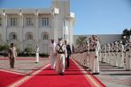 Prezydent RP Andrzej Duda (P) i Emir Państwa Katar szejk Tamim ibn Hamad Al Sani (2L) biorą udział w ceremonii oficjalnego powitania na dziedzińcu Pałacu Amiri Diwan w Ad-Dauha w Katarze (fot. PAP/Leszek Szymański)