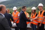 Premier Mateusz Morawiecki (C) podczas wizyty na budowie mostu w Kurowie (fot. PAP/Łukasz Gągulski)