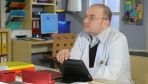 Ruud Van Graaf (Redbad Klijnstra), dyrektor szpitala, który dzieli władzę z Falkowiczem (fot. TVP)