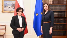 Marszałek Elżbieta Witek (L) spotkała się z liderką białoruskiej opozycji Swiatłaną Cichanouską (P) (fot. Twitter/@KancelariaSejmu)