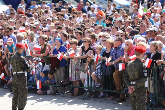 Uczestnicy uroczystości na pl. Zamkowym, zorganizowanych z okazji Święta Konstytucji 3 maja (fot. PAP/Rafał Guz)