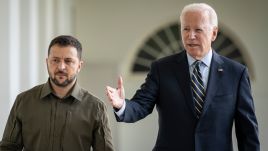 Ukrainian President  Volodymyr Zelenskyy (L), U.S. President Joe Biden (R). Archival photo via Drew Angerer/Getty Images