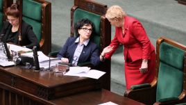 Marszałek Sejmu Elżbieta Witek (C) oraz posłanka PO-KO Krystyna Skowrońska (P) podczas posiedzenia Sejmu (foot. (fot. 	PAP/Mateusz Marek)