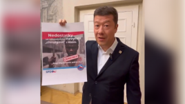 Tomio Okamura holding a “Deficiencies in healthcare will not be solved by imported 'surgeons.'” banner. Photo: X/@tomio_cz