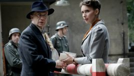 Marysia próbuje przedostać się na teren drukarni Nowego Kuriera Warszawskiego (fot. TVP)