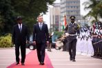 Prezydent RP Andrzej Duda (2L) i prezydent Republiki Wybrzeża Kości Słoniowej Alassane Ouattara (L) podczas oficjalnego powitania w Abidżanie (fot. PAP/Leszek Szymański)