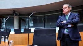Parlament Europejski chce nałożenia sankcji na byłego kanclerza RFN Gerharda Schroedera (fot. arch. PAP/EPA/OMER MESSINGER)